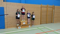 Bei der Kreisendrangliste 2026 konnte Mia Köhler (zweite von rechts auf dem Foto) einen hervorragenden dritten Platz im Wettbewerb der Mädchen 13 und damit die Qualifikation für die Bezirksvorrangliste erspielen.